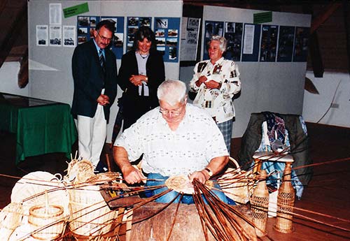 Zum 70-jährigen Bestehen des Vereins eröffnet der  Heimatbund die Dauerausstellung „Handwerk in Edenkoben“ mit Demonstrationen handwerklicher Fertigkeiten
