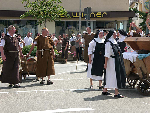Bildunterschrift: Auch Nonnen und Mönche (des ehemaligen Klosters Heilsbruck) repräsentieren Edenkoben bei vielen Gelegenheiten